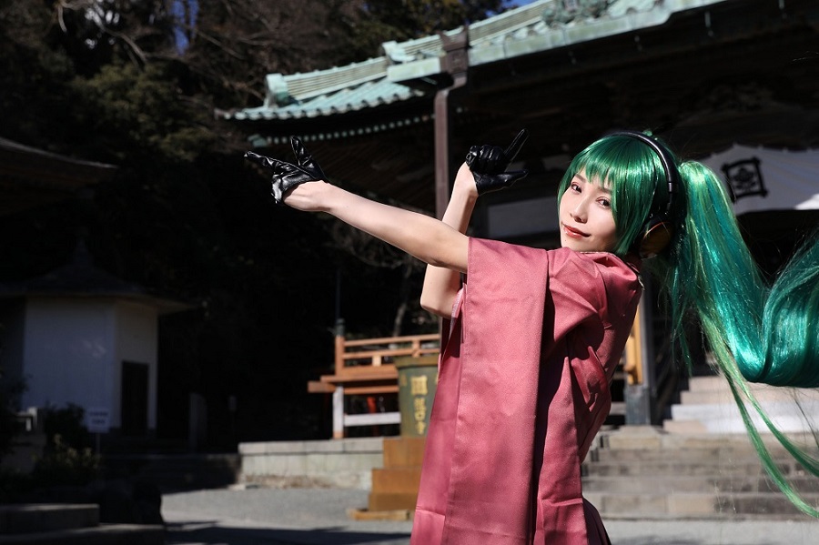 Singing Cosplayer Hikari, popular among Indian audiences, released a new video “Senbonzakura” by KurousaP Feat. Hatsune Miku at Ryuukouji Temple on Youtube