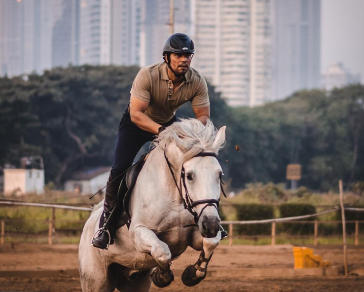 While horse riding, Randeep Hooda fainted and sustained severe injuries